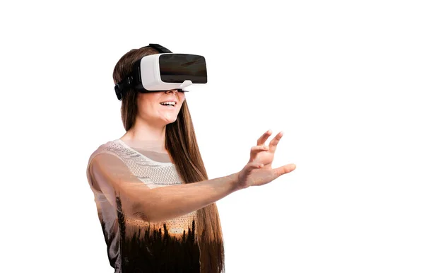 Doppia esposizione. Donna con occhiali di realtà virtuale. Natura . — Foto Stock