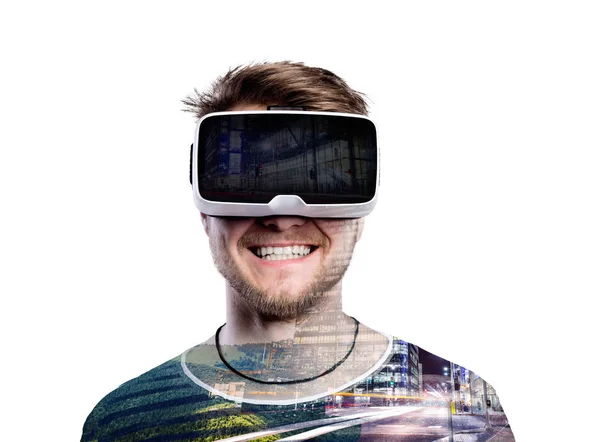 Doppelbelichtung. Mann mit Virtual-Reality-Brille. Nachtstadt — Stockfoto