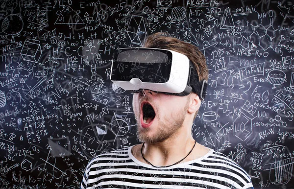 Dvojitá expozice. Muž na sobě virtuální realita brýle. Tabule — Stock fotografie