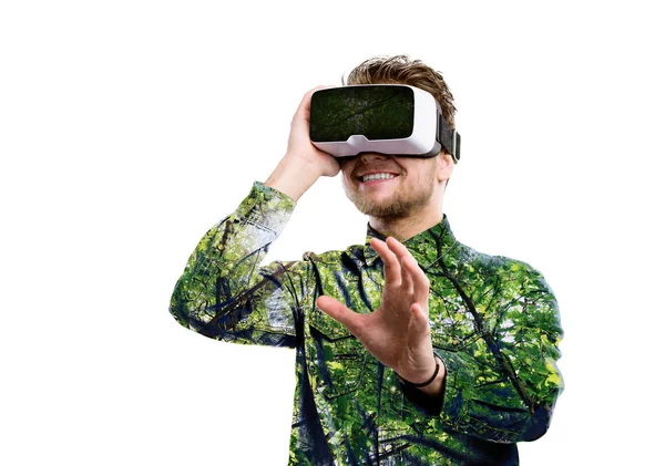 Doble exposición. Hombre con gafas de realidad virtual. Árboles . — Foto de Stock