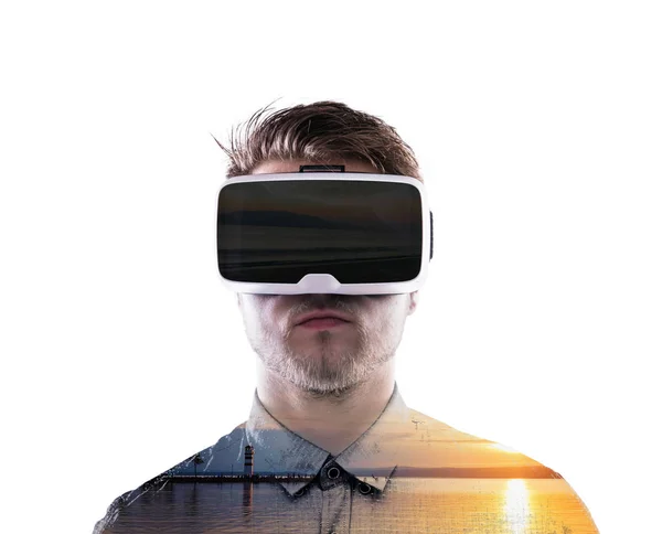 Doble exposición. Hombre con gafas de realidad virtual. Mar al atardecer . — Foto de Stock