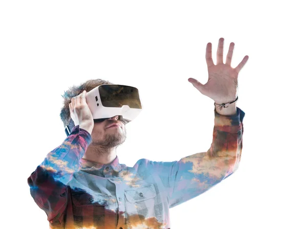 Doppelbelichtung. Mann mit Virtual-Reality-Brille. Himmel. — Stockfoto