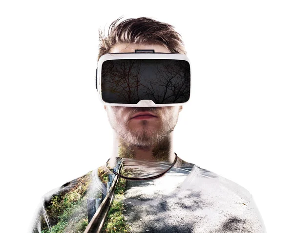 Doppia esposizione. Uomo che indossa occhiali di realtà virtuale. Strada. . — Foto Stock