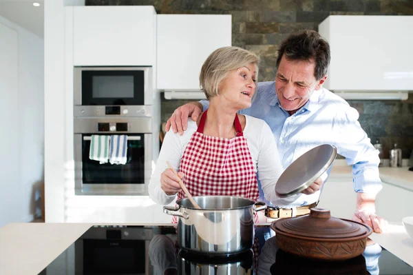 Casal sênior na cozinha cozinhar juntos . — Fotografia de Stock