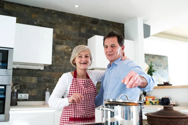 Casal sênior na cozinha cozinhar juntos . — Fotografia de Stock