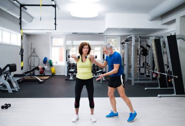 Üst düzey iki çalışma dışarı ağırlıklar ile spor salonu içinde