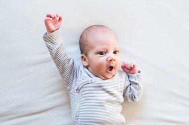 Erkek yatakta, yatarken şirin yeni doğan bebek yakın çekim