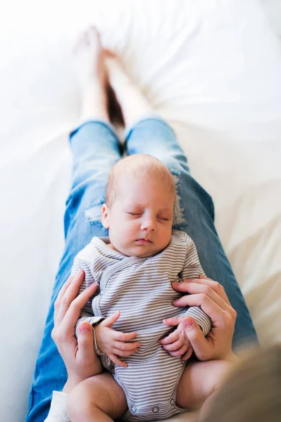 Mãe irreconhecível com filho recém-nascido deitado na cama — Fotografia de Stock