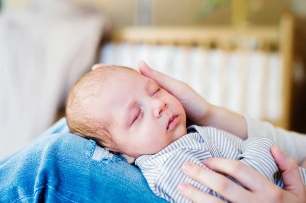 Yatağın üstüne oturan yeni doğan bebek oğluyla tanınmaz halde anne — Stok fotoğraf