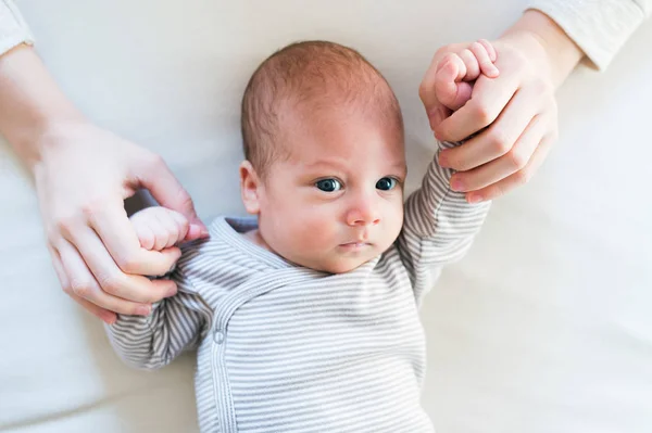 Oigenkännlig modern som håller händerna på nyfödda son — Stockfoto