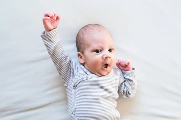Bayi laki-laki yang baru lahir yang lucu berbaring di tempat tidur, tutup — Stok Foto