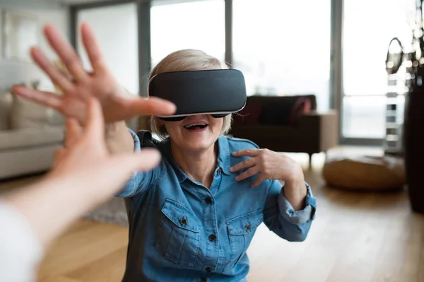 Mujer mayor con gafas de realidad virtual en casa — Foto de Stock