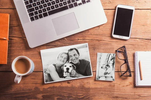 Kancelářský stůl. Objekty a černobílé fotografie starší pár — Stock fotografie