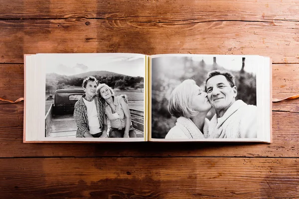 Fotoalbum met zwart-wit foto's van senior paar. — Stockfoto