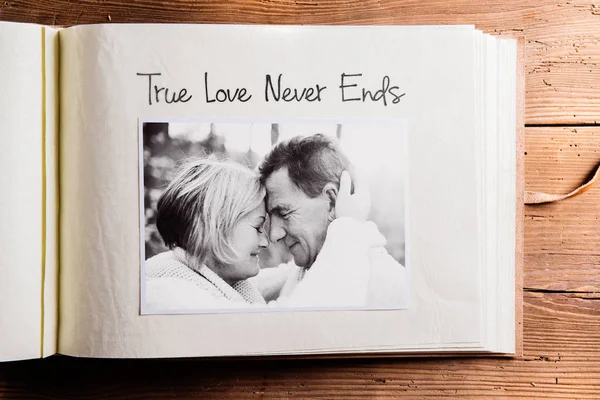 Album fotografico con foto in bianco e nero di coppia anziana . — Foto Stock