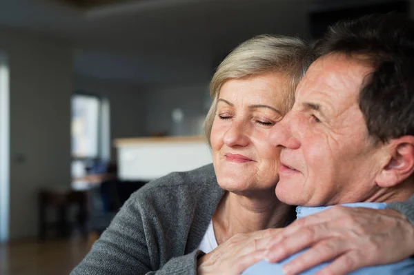 Senior couple in love in their living room, hugging — Stock Photo, Image