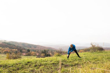Bacak germe güneşli sonbahar doğa genç hipster runner