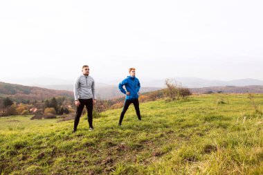 İki genç hipster kaçakçıları güneşli sonbahar doğa restinng