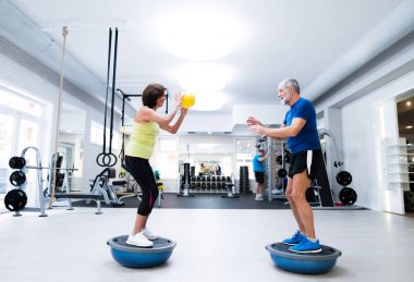 Üst düzey iki çalışma dışarı ağırlıklar ile spor salonu içinde