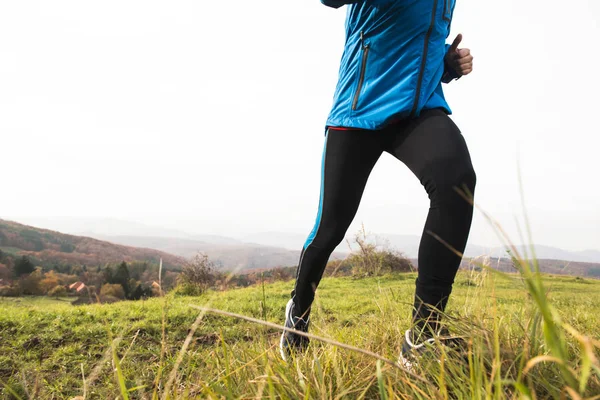 Jonge knappe hipster atleet actief in de zonnige herfst natuur — Stockfoto