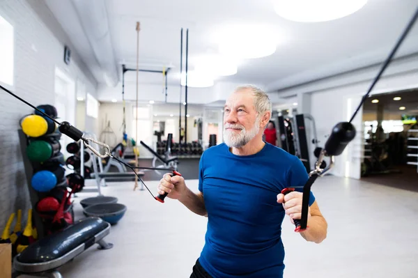 Adatto all'uomo anziano in palestra che lavora con i pesi . — Foto Stock