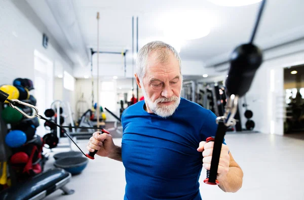 Passar äldre mannen i gymmet träna med vikter. — Stockfoto