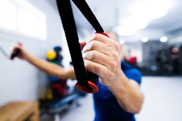 Fit senior man in sportschool trainen met gewichten. — Stockfoto