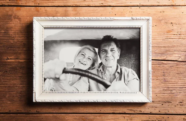 Foto di anziani in cornice posato su sfondo di legno . — Foto Stock