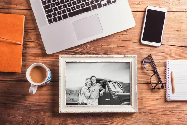 Escritório. Objetos e foto em preto e branco do casal sênior — Fotografia de Stock