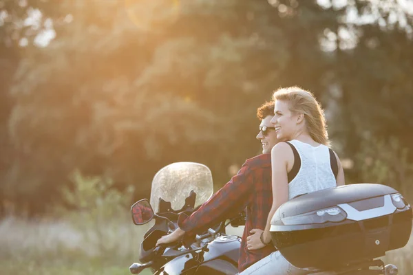 Couple in love enjoying a motorbike ride in countryside. — Stock Photo, Image