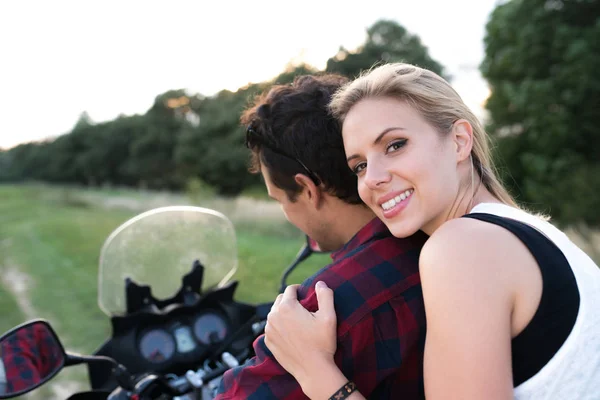 Pareja enamorada disfrutando de un paseo en moto en el campo . — Foto de Stock