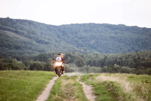 夫妇在爱享受摩托车骑在农村. — 图库照片