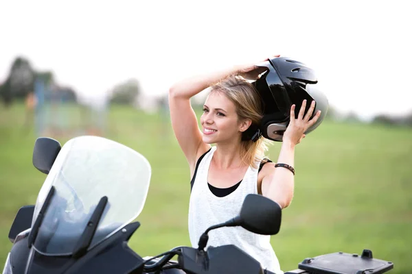 Mujer bastante rubia disfrutando de un paseo en quad en bicicleta en el campo . — Foto de Stock