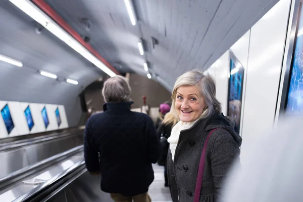 Yürüyen merdiven Viyana metro ayakta kadın kıdemli — Stok fotoğraf