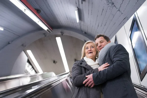 Pareja mayor parada en la escalera mecánica del metro de Viena — Foto de Stock