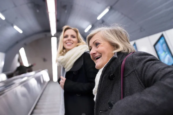 Två kvinnor står vid rulltrappan i Vienna tunnelbana — Stockfoto