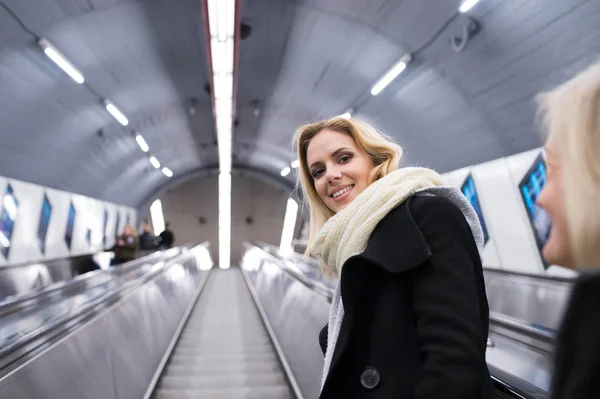 Fiatal asszony állt a mozgólépcsőn a metróban Vienna — Stock Fotó