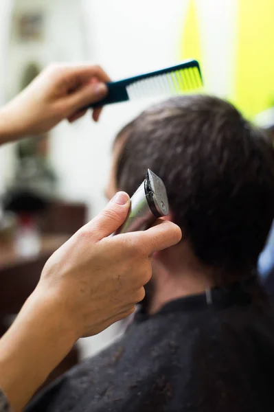 Coiffeur méconnaissable coupe les cheveux du client avec clip — Photo