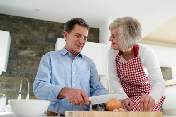 Äldre par i köket matlagning tillsammans. — Stockfoto