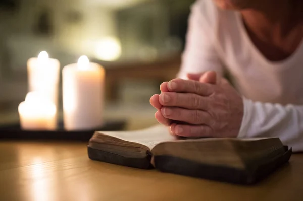 Unrecognizable senior woman praying, hands clasped together on h — Stock Photo, Image