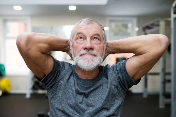 Passar äldre mannen i gymmet arbetar hans abs, gör crunches. — Stockfoto