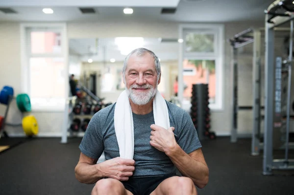 In forma uomo anziano riposo dopo l'allenamento . — Foto Stock