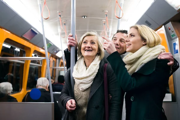 Прекрасная семья в зимней одежде путешествует на поезде метро — стоковое фото
