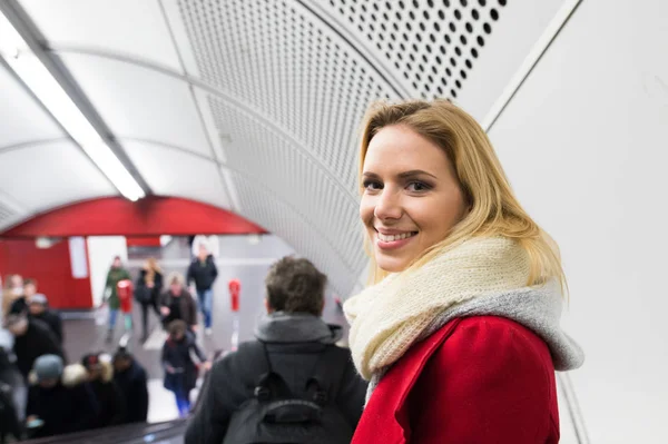 Giovane donna in piedi alla scala mobile della metropolitana di Vienna — Foto Stock