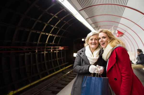 Two beautiful women at the underground platform, waiting — Stock Photo, Image