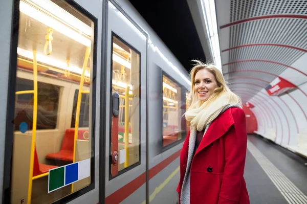 Schöne junge Frau am U-Bahnsteig, wartend — Stockfoto