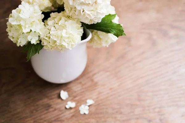 Ramo de color lila blanco colocado sobre una mesa de madera. Captura de estudio . — Foto de Stock