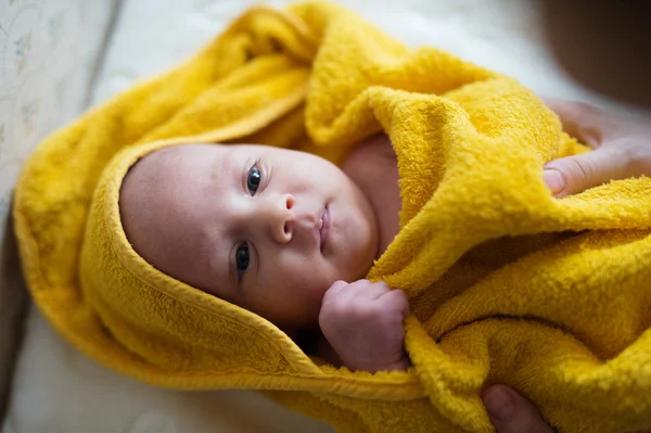 Ibu tak dikenal mengeringkan anaknya dengan handuk setelah mandi hai — Stok Foto