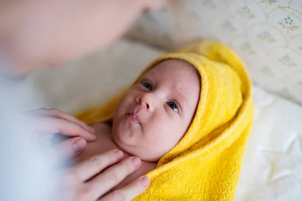 Невпізнана мати висушує сина рушником після купання привіт — стокове фото