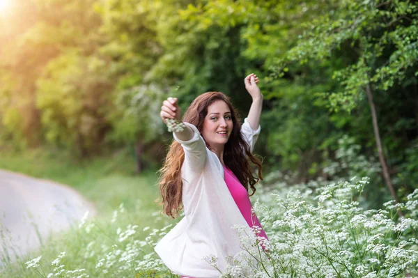 Mooie zwangere vrouwen in de natuur van het groene zonnige zomer. — Stockfoto